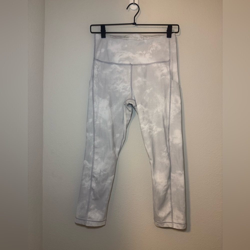 Athleta Women's Ultimate Stash Pocket Printed Capri leggings - Picture 2 of 8